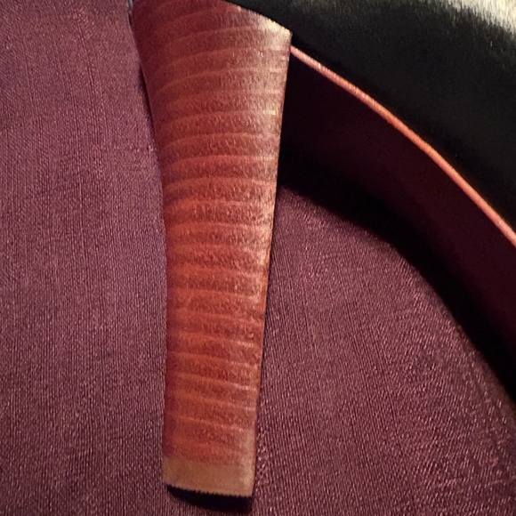 New Tory Burch Leather Pumps with Gold Detail and Wooden Bottom - Picture 9 of 12